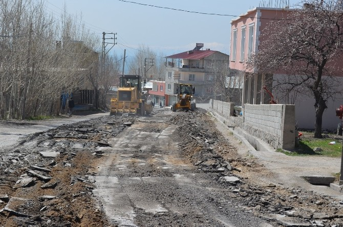 Adilcevaz\'da Yol Yapım Çalışması