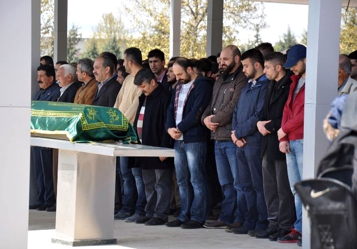 Almanya\'da Ölen Kalbi Delik Çocuk Malatya\'da Toprağa Verildi