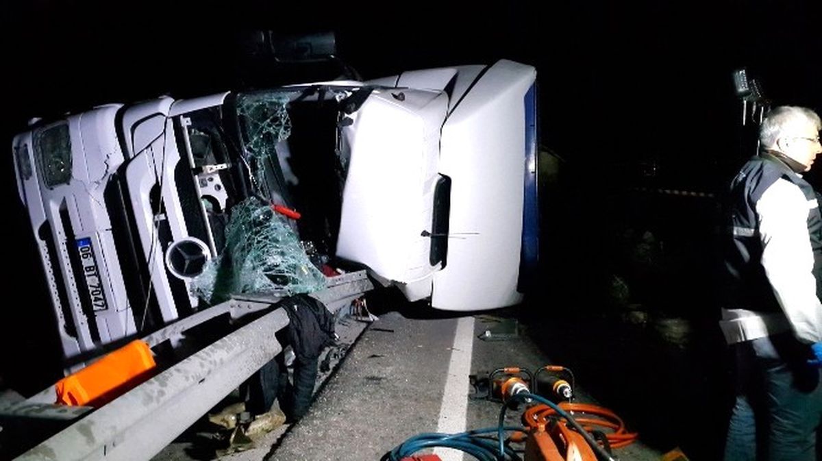 Bariyer Tır\'a Ok Gibi Saplandı: 1 Ölü
