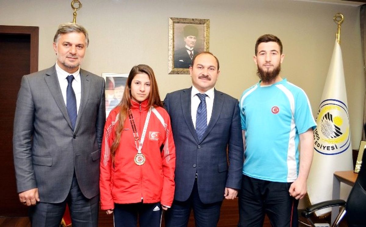 Başkan Eyvaz\'dan Başarılı Sporcu\'ya Ödül