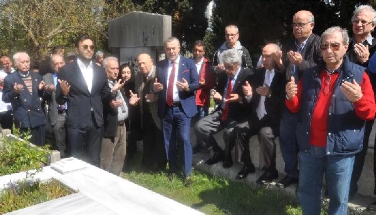Beşiktaş\'ın Eski Başkanı Merhum Hakkı Yeten 26. Yılında Mezarı Başında Anıldı
