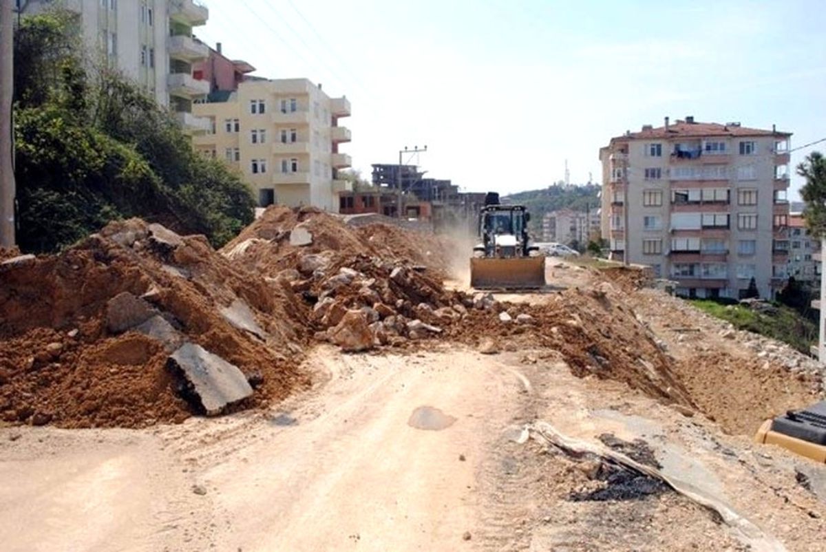 Çınarcık\'ta İstinat Duvarı Çöktü, Cadde Trafiğe Kapandı