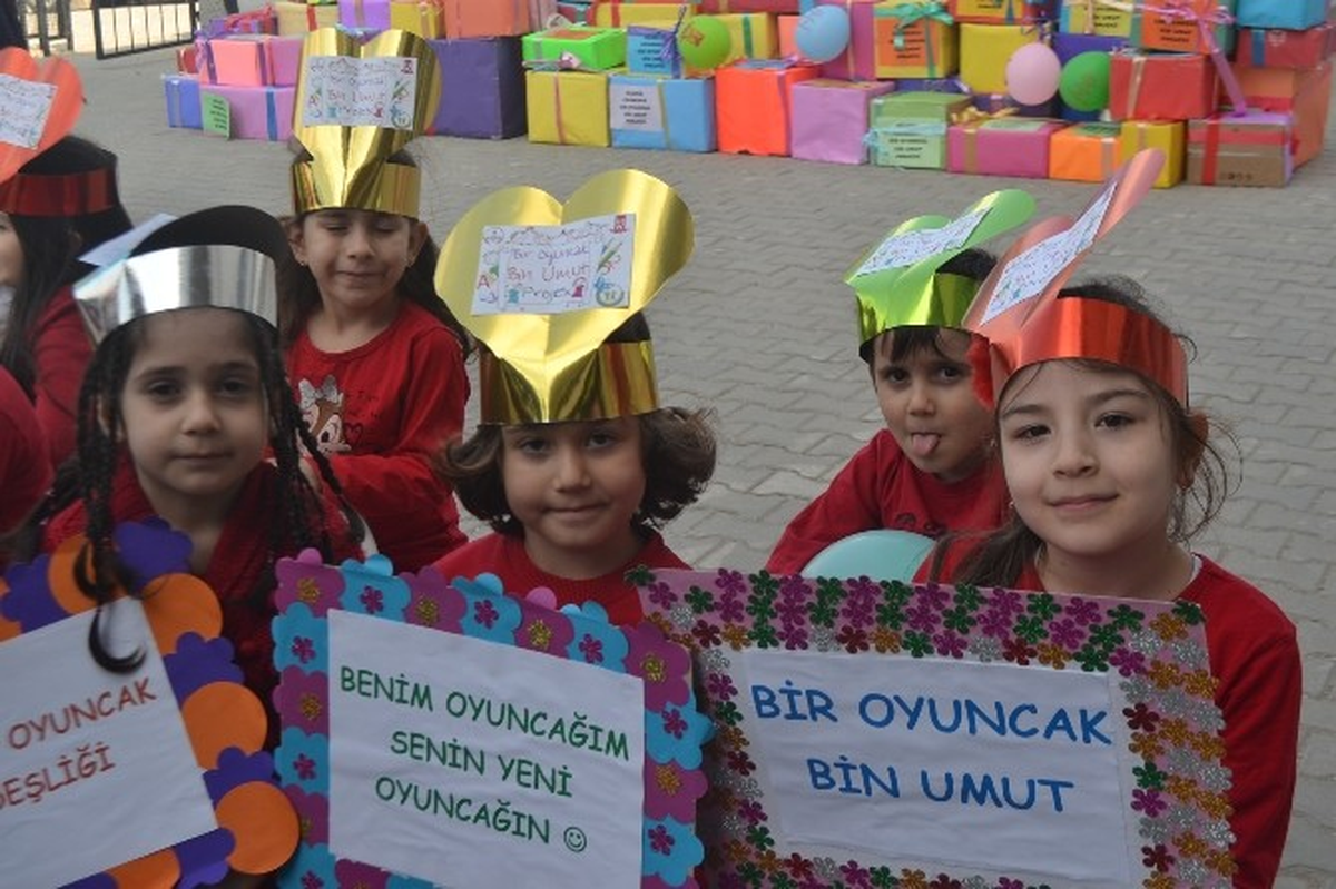 Çocuklar İçin Bir Kamyon Dolusu Oyuncak