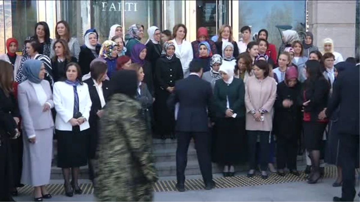 Davutoğlu, Kadın Milletvekili Adayları ile Hatıra Fotoğrafı Çektirdi