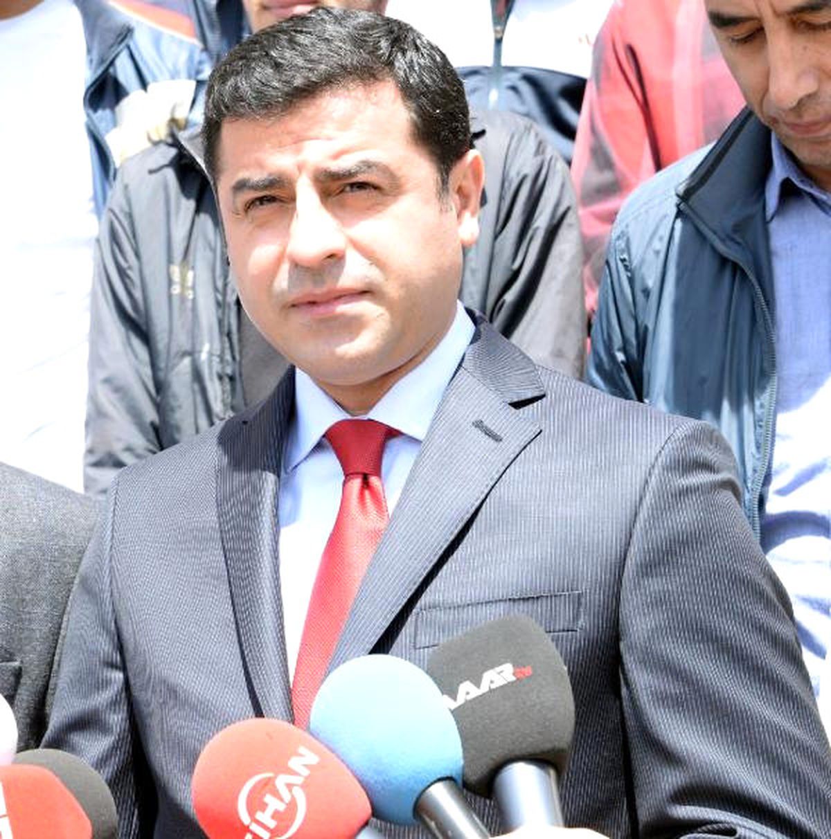 Demirtaş: Başbakan, \'Bana Oy Verin, Ülkeye Başkası Yönetecek\' Diyor