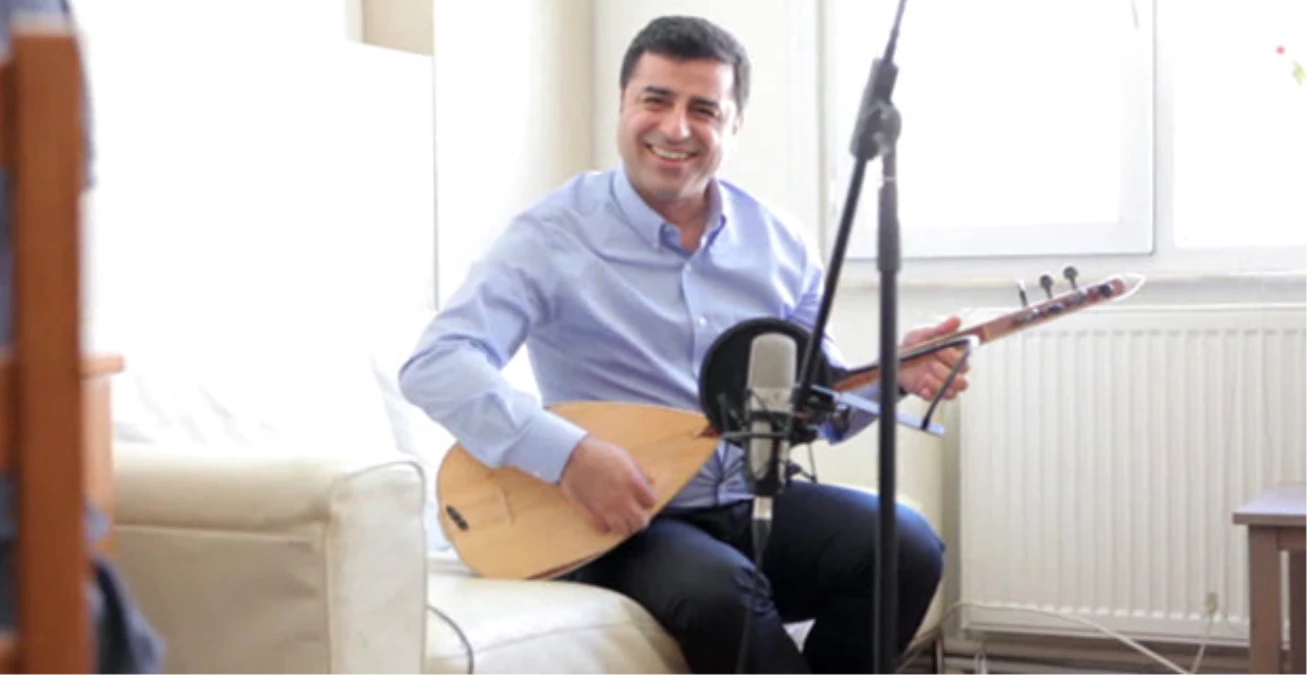 Demirtaş\'ın Seçim Şarkısı İçin Bağlama Çaldığı Renkli Anlar Yayınlandı