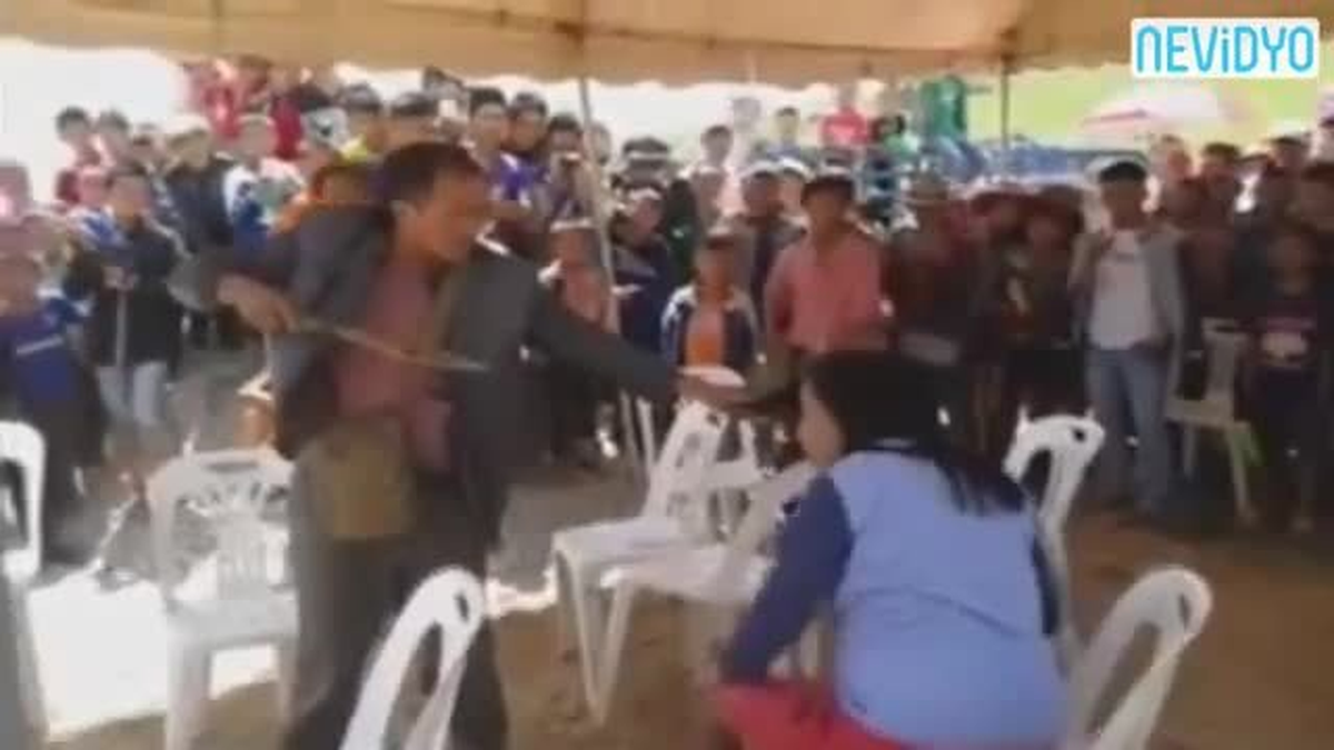Eşine Kızdı, Saçı Uzun Adamı Dövdü!