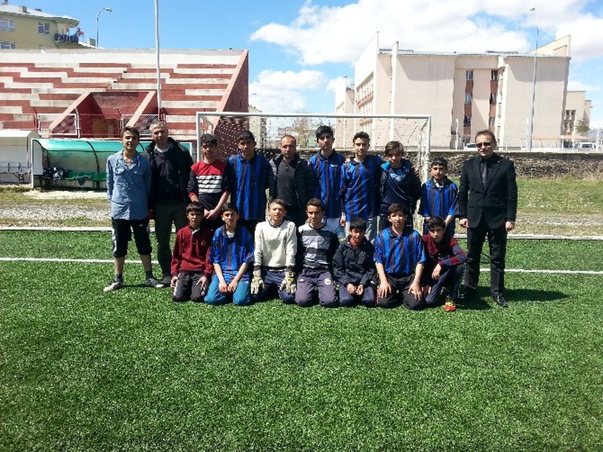 Futbol Turnuvasında Şampiyon Pasinler Ortaokulu Oldu