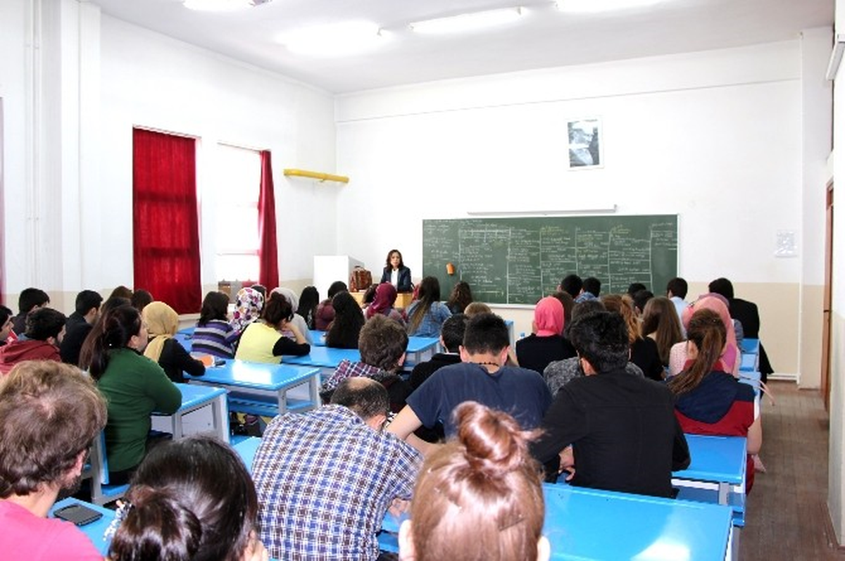 Gediz Myo\'da "Kariyer Basamakları, Zaman Yönetimi ve Kadın Girişimciler" Konferansı