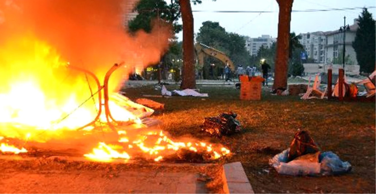 Gezi Parkı\'ndaki Çadırlar Kendiliğinden Yanmış