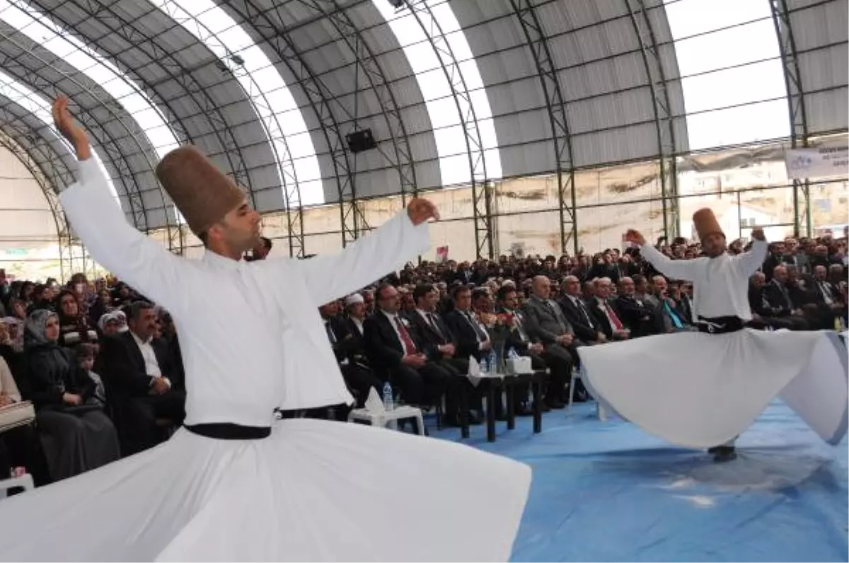 Hakkari\'deki Kutlu Doğum Etkinliğinde Semazen Gösterisi