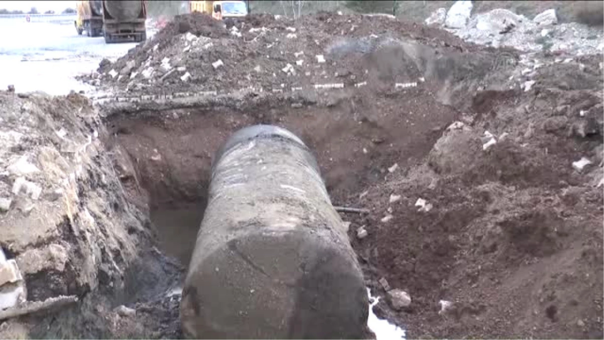 Kaçak Akaryakıt Saklandığı Öne Sürülen Toprağa Gömülü 4 Yakıt Tankı Çıkarıldı