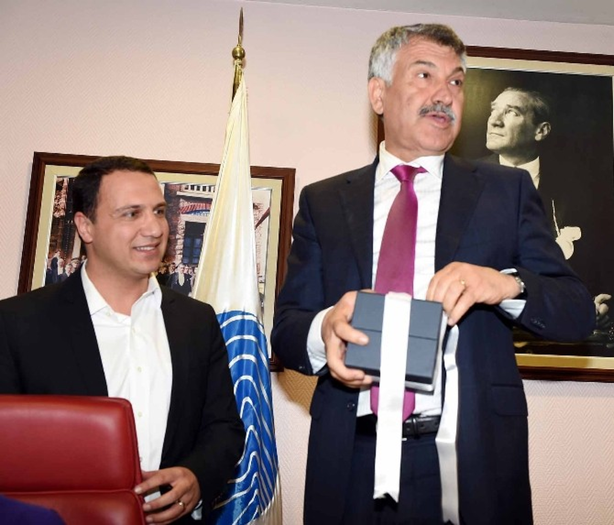 Kadın Meclis Üyelerine Fular Erkeklere Kravat