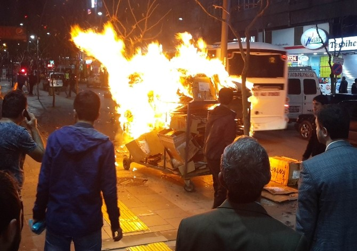 Kağıt Toplama Aracı Yandı, Vatandaşlar Ağacı Kurtarmak İçin Seferber Oldu
