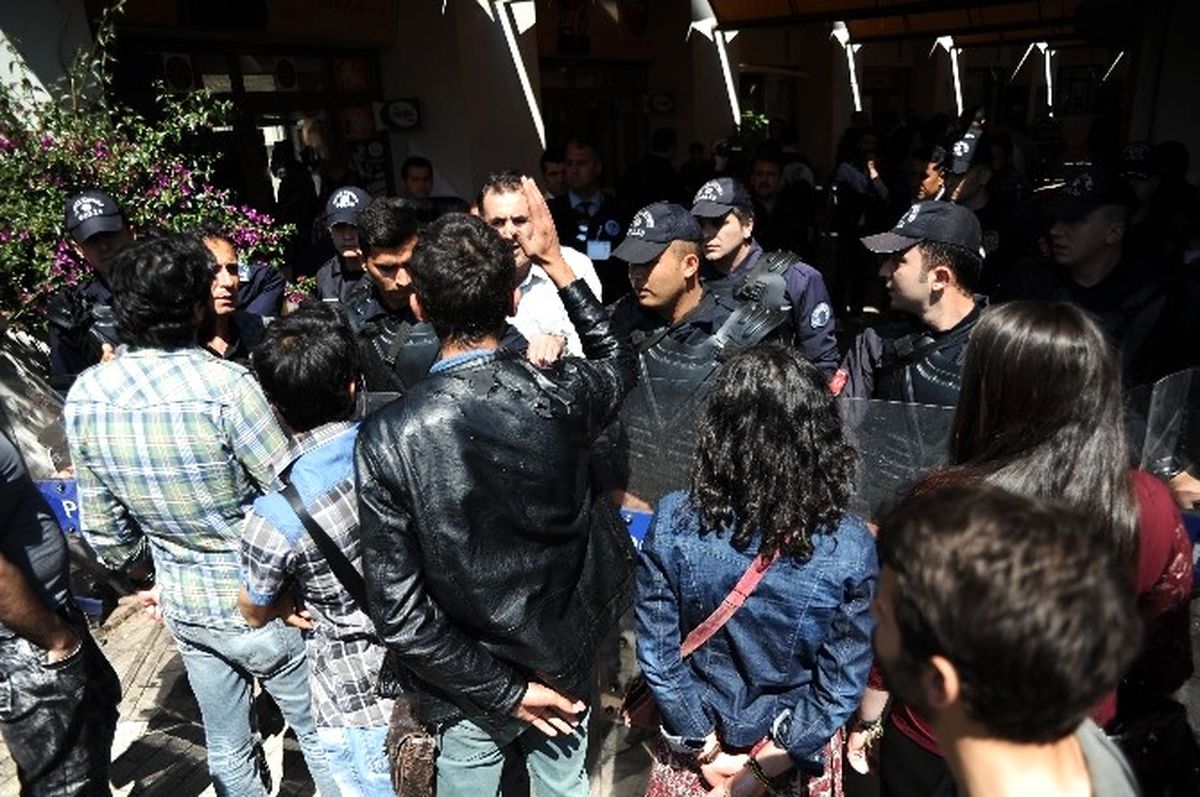 Karşıt Görüşlü Öğrenciler Kavga Etti, 4 Öğrenci, 1 Gazeteci Yaralandı