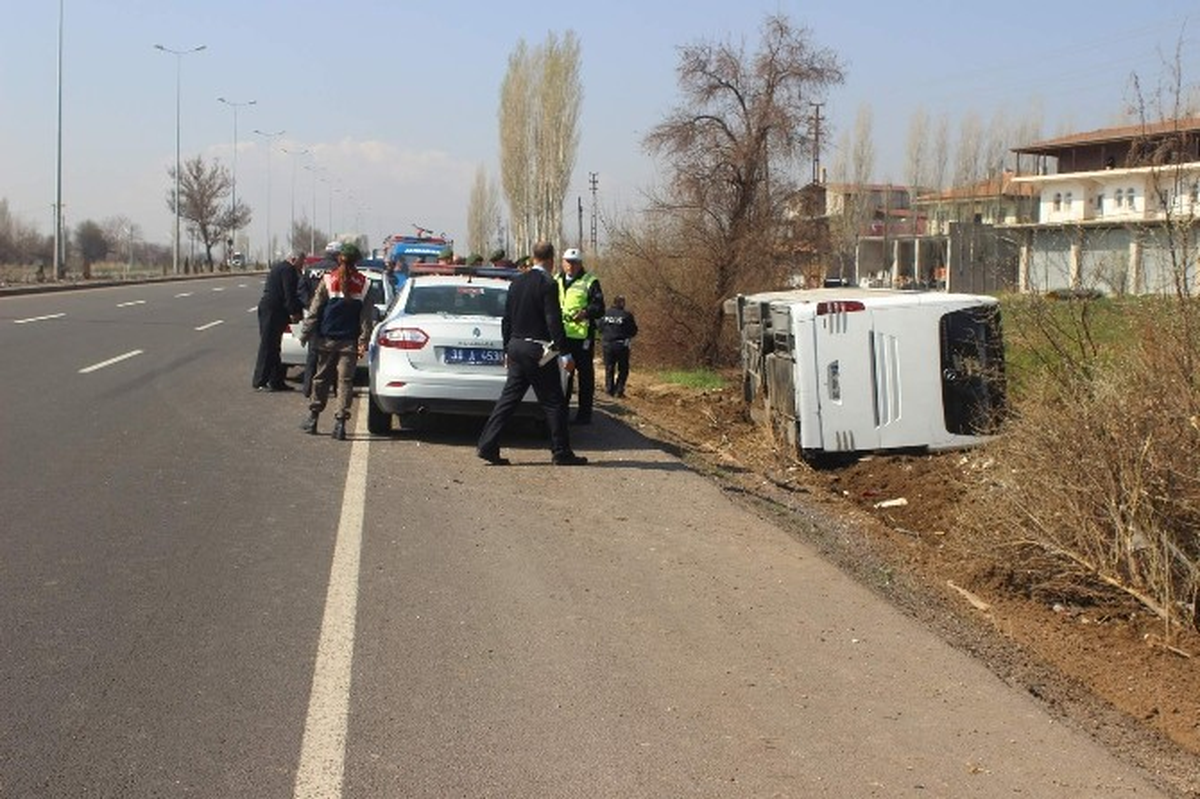 Kayseri\'de Turistleri Taşıyan Otobüs Devrildi: 12 Yaralı