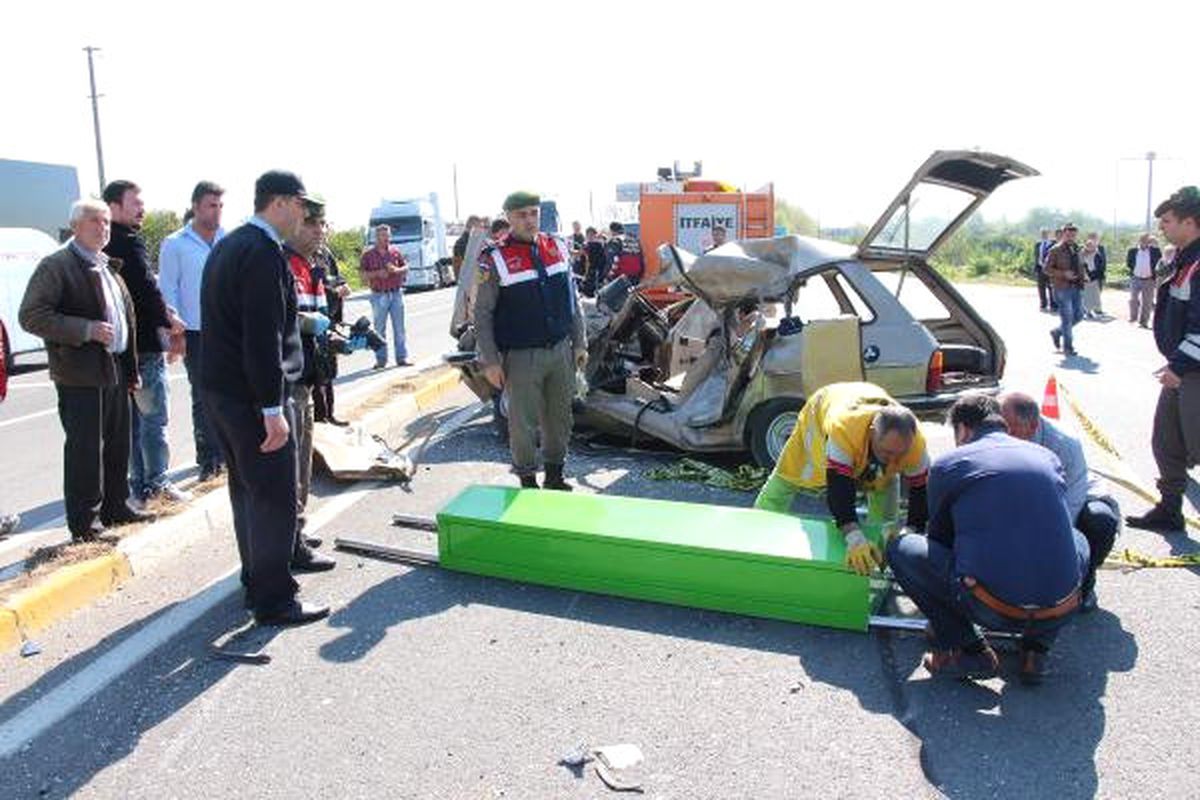 Kırmızı Işıkta Durmayan Kamyon Otomobili Ezdi: 3 Ölü