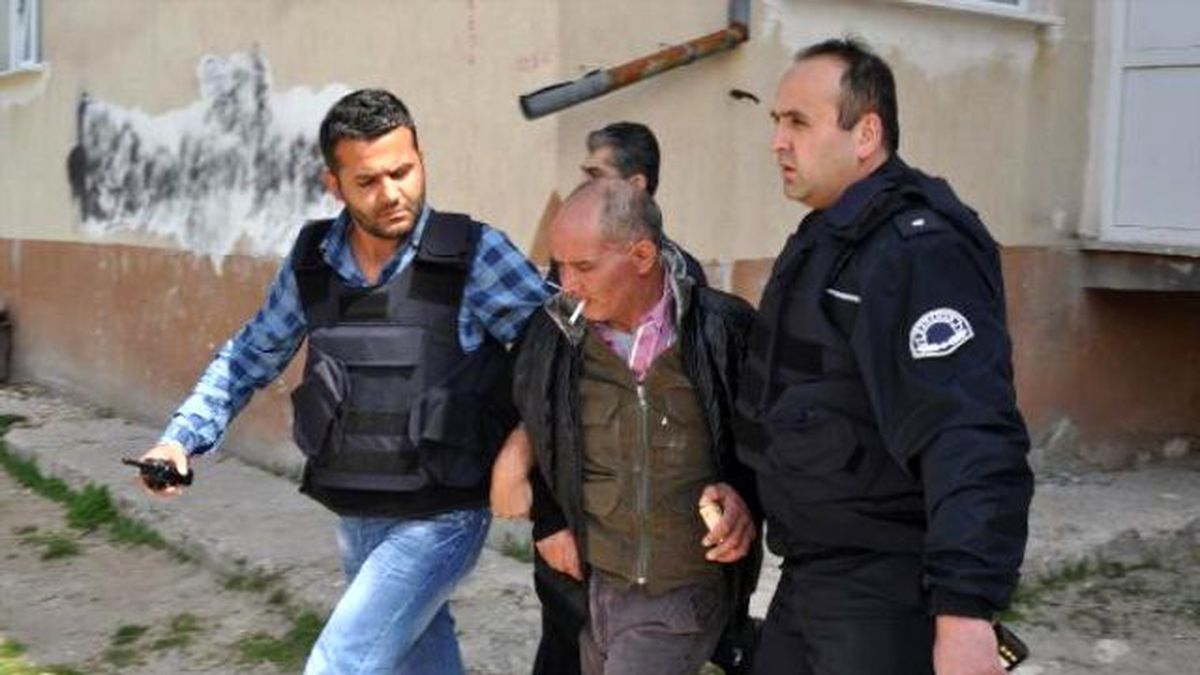 Kızgın Baba, Kızını Arkadaşıyla Eve Kilitledi Polise İhbarda Bulundu
