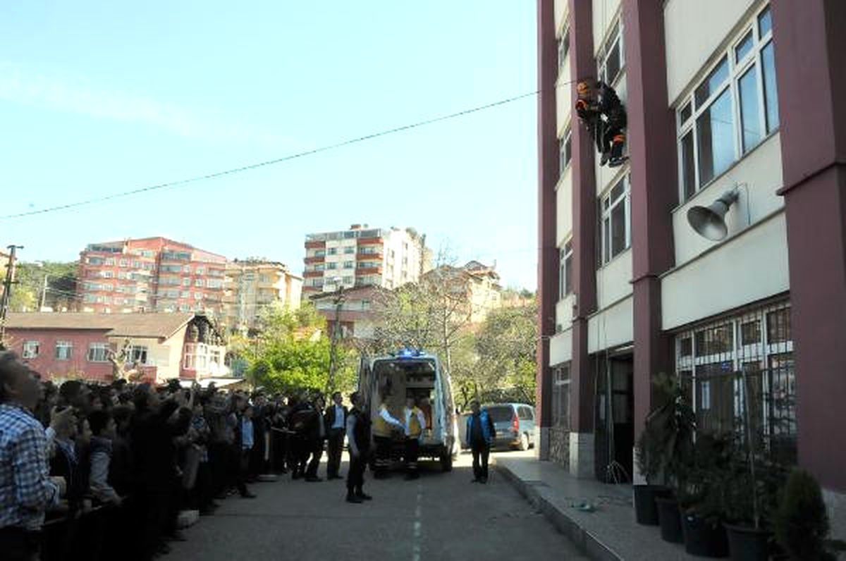 Lisede Deprem Tatbikatı
