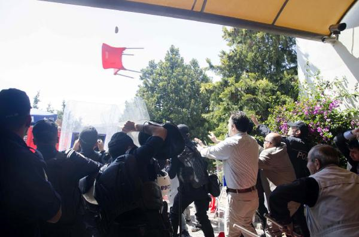 Mersin Üniversitesi\'nde Öğrenciler Kavga Etti: 4 Yaralı