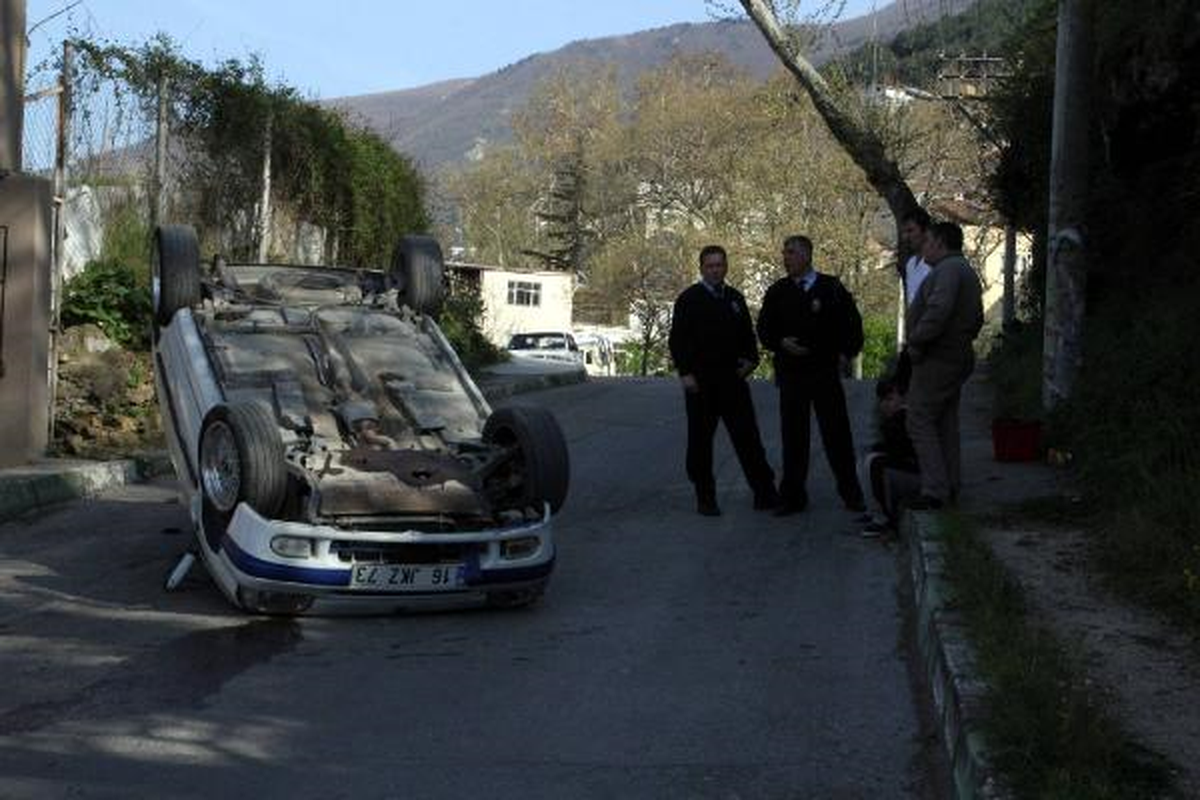 Park Halindeyken El Freni Boşalan Otomobil Duvara Çarparak Takla Attı