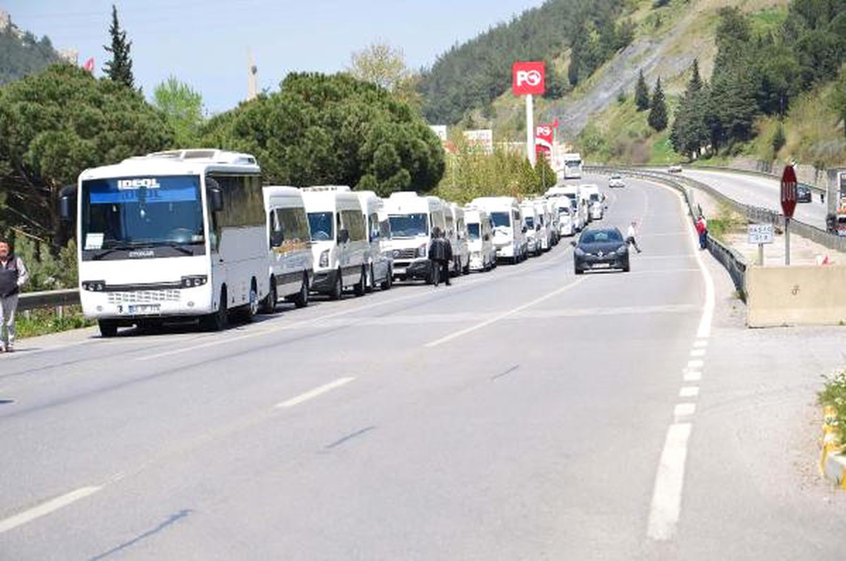 Servis Şoförlerinden 3 Şeritli Yolda Eylem