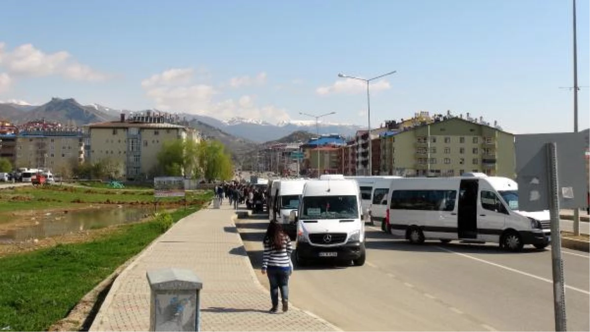 Tunceli\'de Minibüsçüler Cezaları Protesto İçin Yol Kapattı