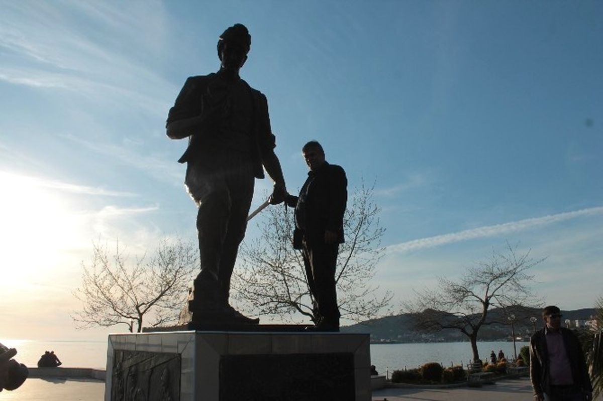 Uzun Mehmet\'in Çalınan Kazmasını Maden İşçileri Yerine Koydu
