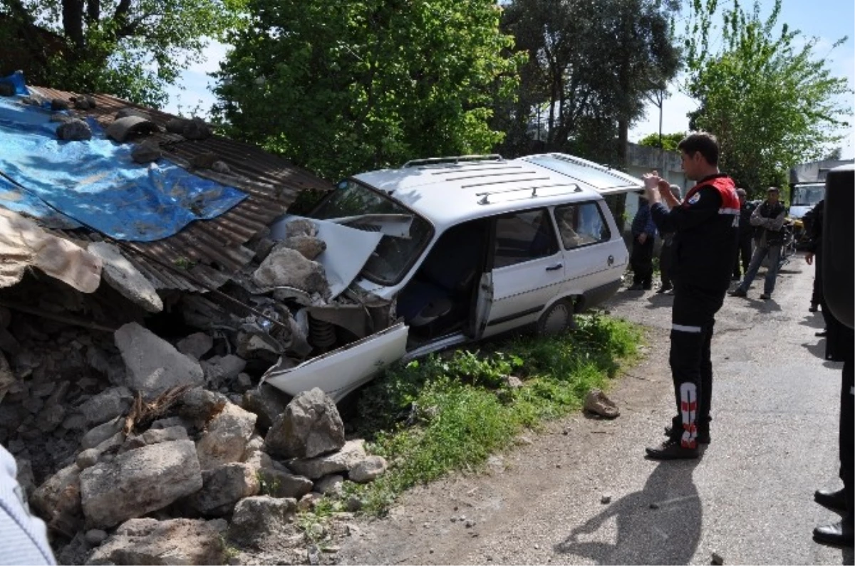 Yaşlı Adam Otomobiliyle Evin Duvarını Yıktı