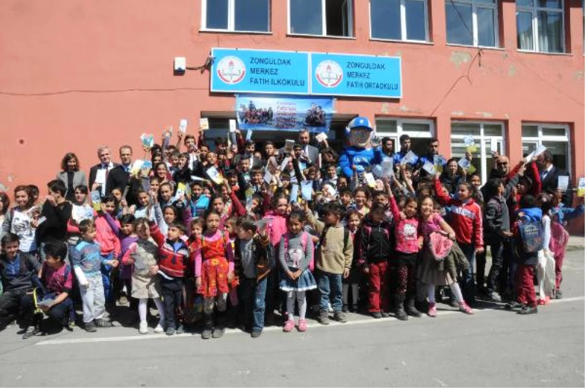 Zonguldak\'da Polis Öğrencilere Kitap Dağıttı