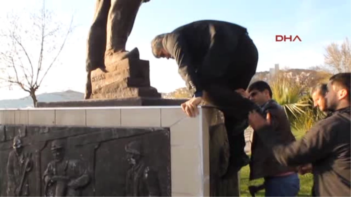 Zonguldak Madenci Heykelinin Çalınan Kazmasının Yenisi Takıldı
