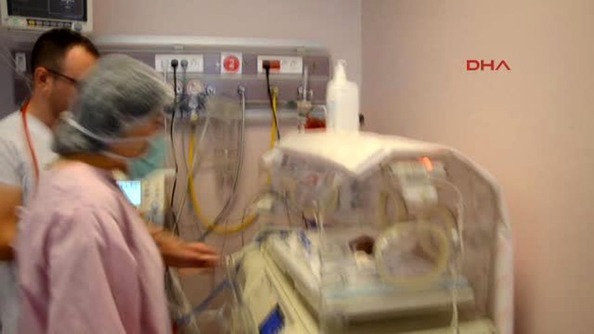 23 Haftalık Doğan İrem Bebek ile Annesinin İlk Dokunuş Heyecanı