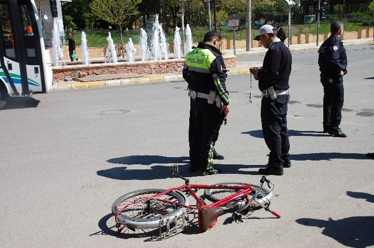 Adıyaman\'da Bisiklet Otomobille Çarpıştı: 1 Yaralı