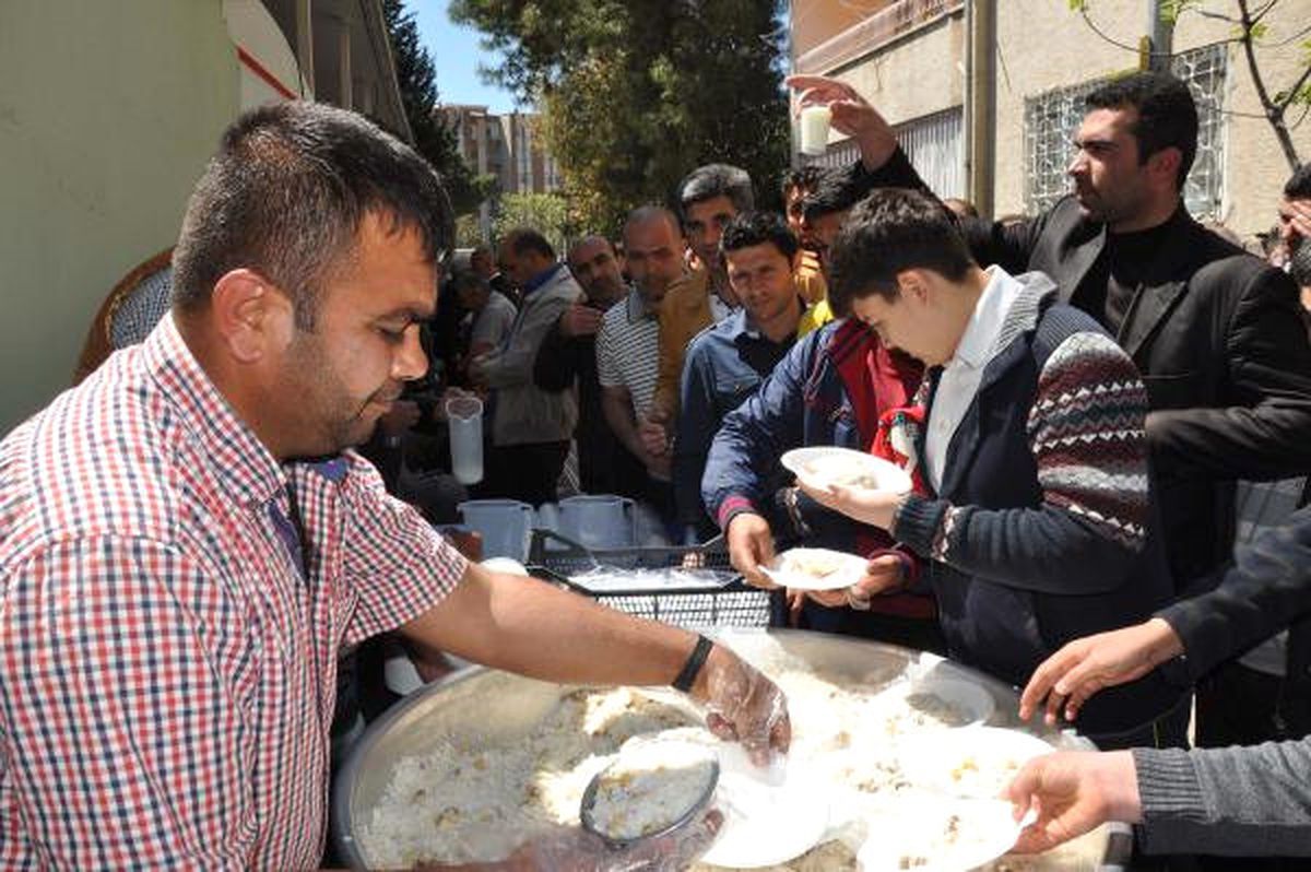 Adıyaman\'da Cuma Çıkışı 1500 Kişiye Pilav ve Ayran Dağıtıldı