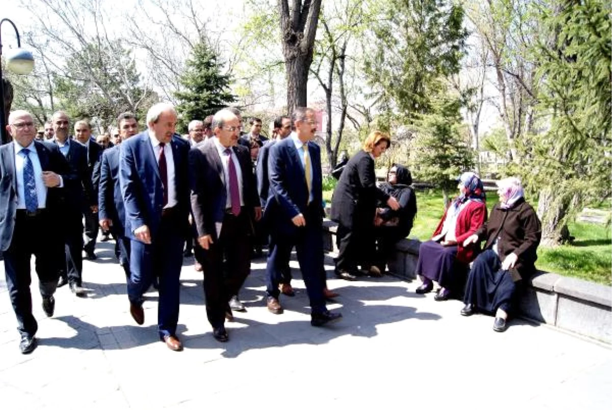 AK Parti Kayseri Adayları Türbe Ziyaretiyle Çalışmalara Başladı