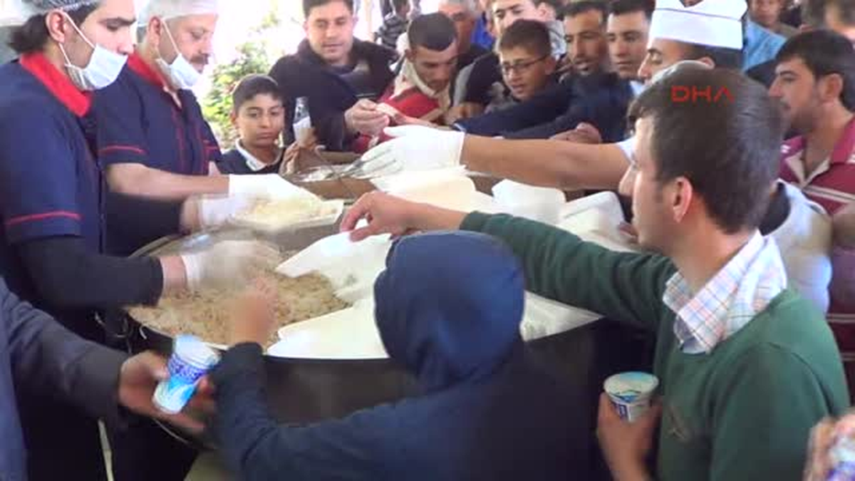 Akçakale\'de 5 Bin Kişiye Pilav ve Ayran