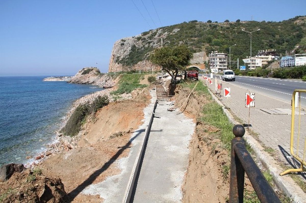 Alanya\'da Yol, Menfez, İstinat Duvarı Çalışmaları Devam Ediyor