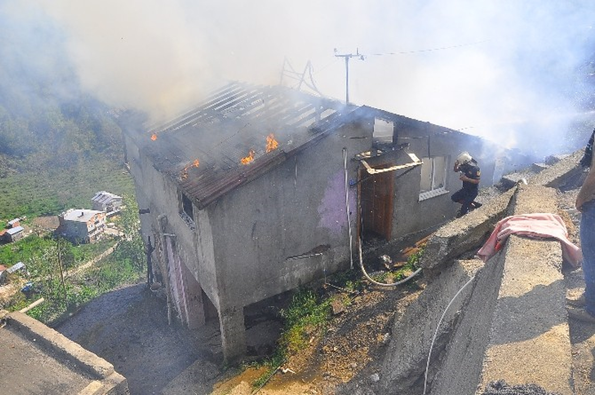Alev Alev Yanan Evde Çocuğunu Aradı