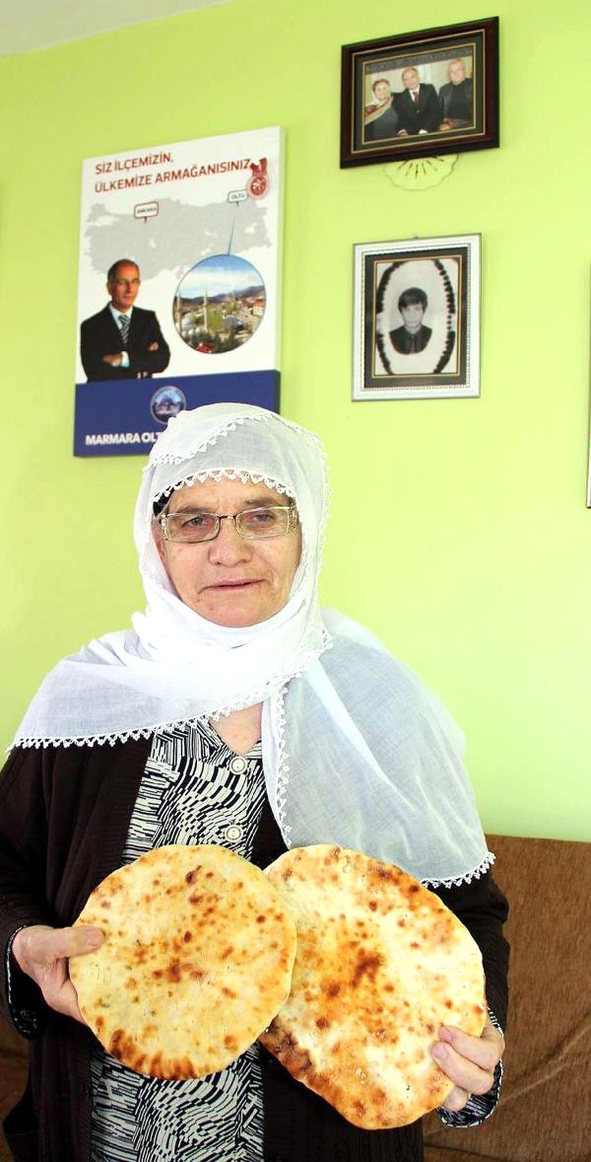 Annesi Efkan Ala İçin Cevizli Kete Hazırladı