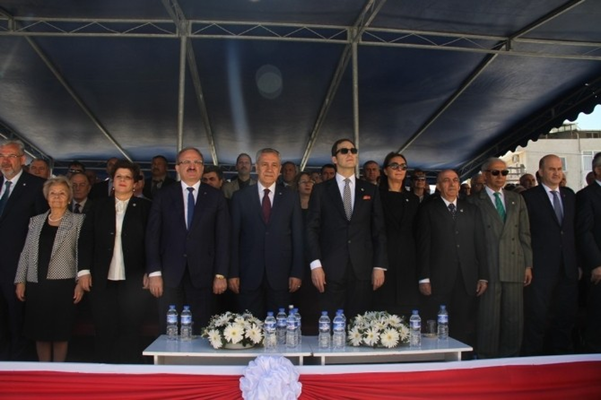 Arınç\'tan Açılışını Yaptığı Okulun Öğrencilerine Yüksek Maaşlı İş Sözü