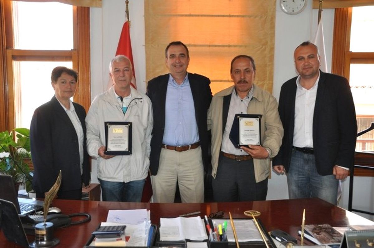 Ayvalık Belediyesinden Emekli Olan Personele Plaket