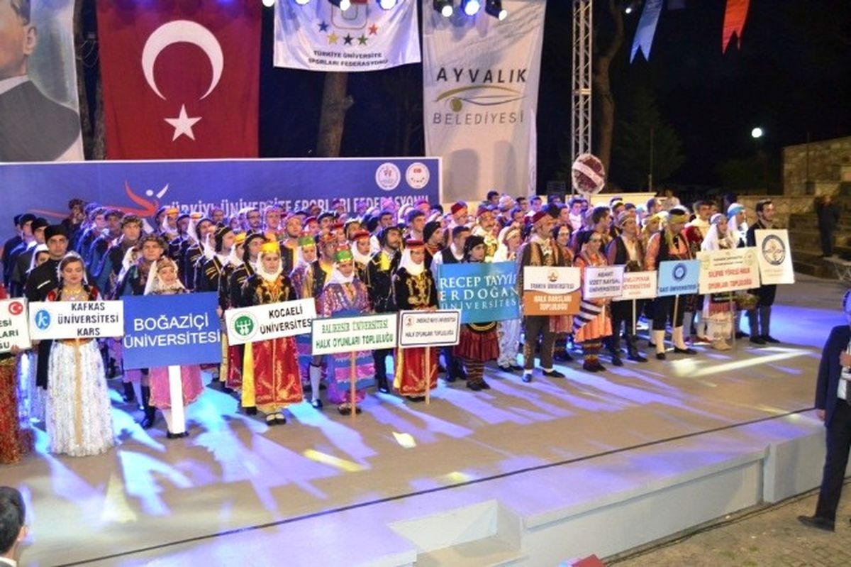 Ayvalık\'ta Üniversiteler Arası Halk Oyunları Coşkusu