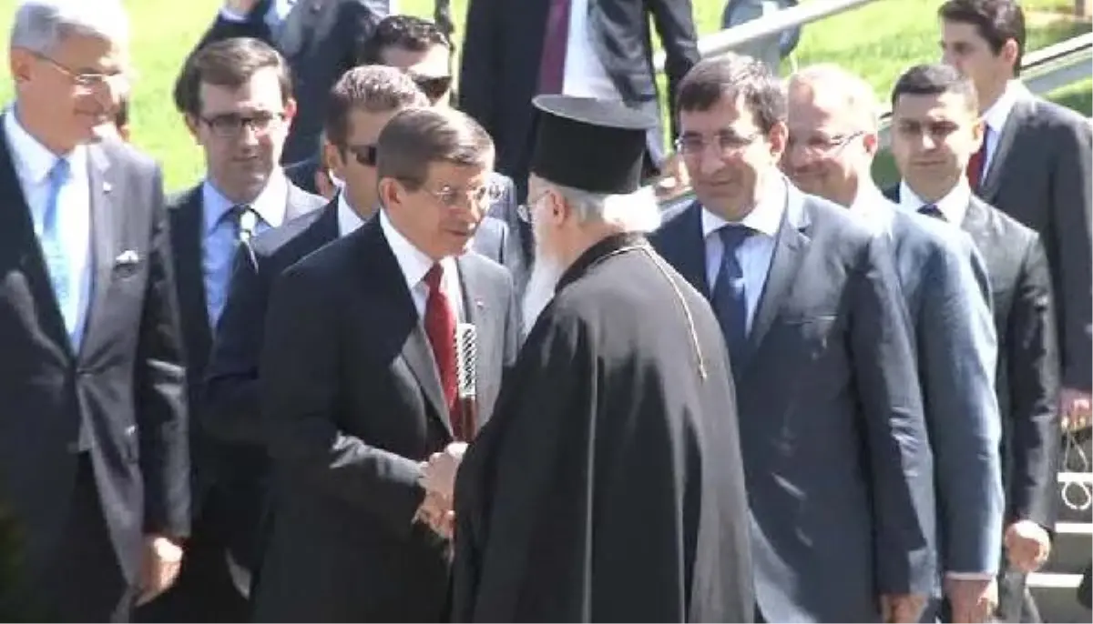 Başbakan Davutoğlu, Özal\'ın Mezarını Ziyaret Etti (1)