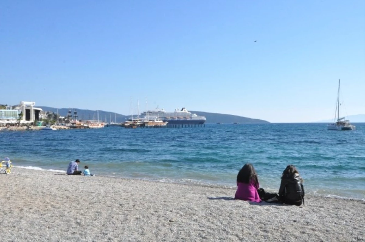 Bodrum\'a Sezonun İlk Yolcu Gemisi Geldi