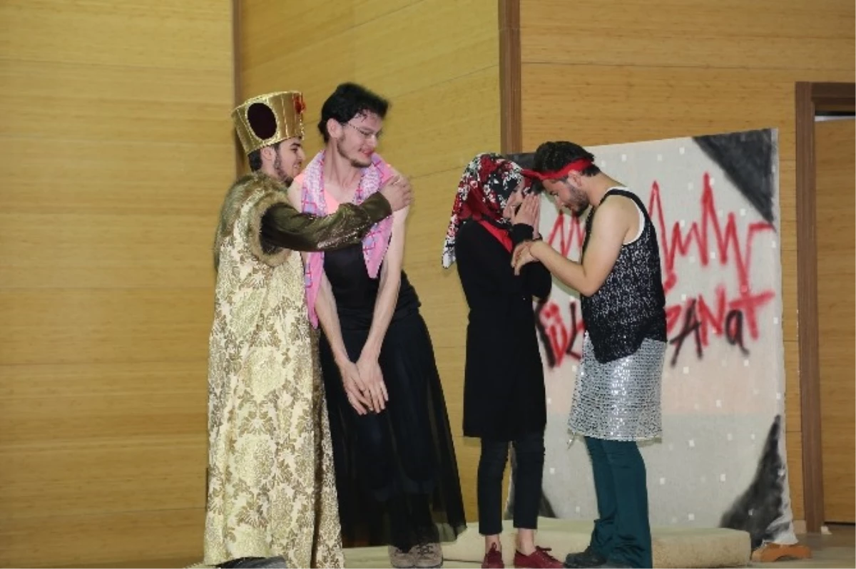 Bozok Üniversitesinde "Kadınlık Bizde Kalsın" Adlı Tiyatro Oyunu Sergilendi