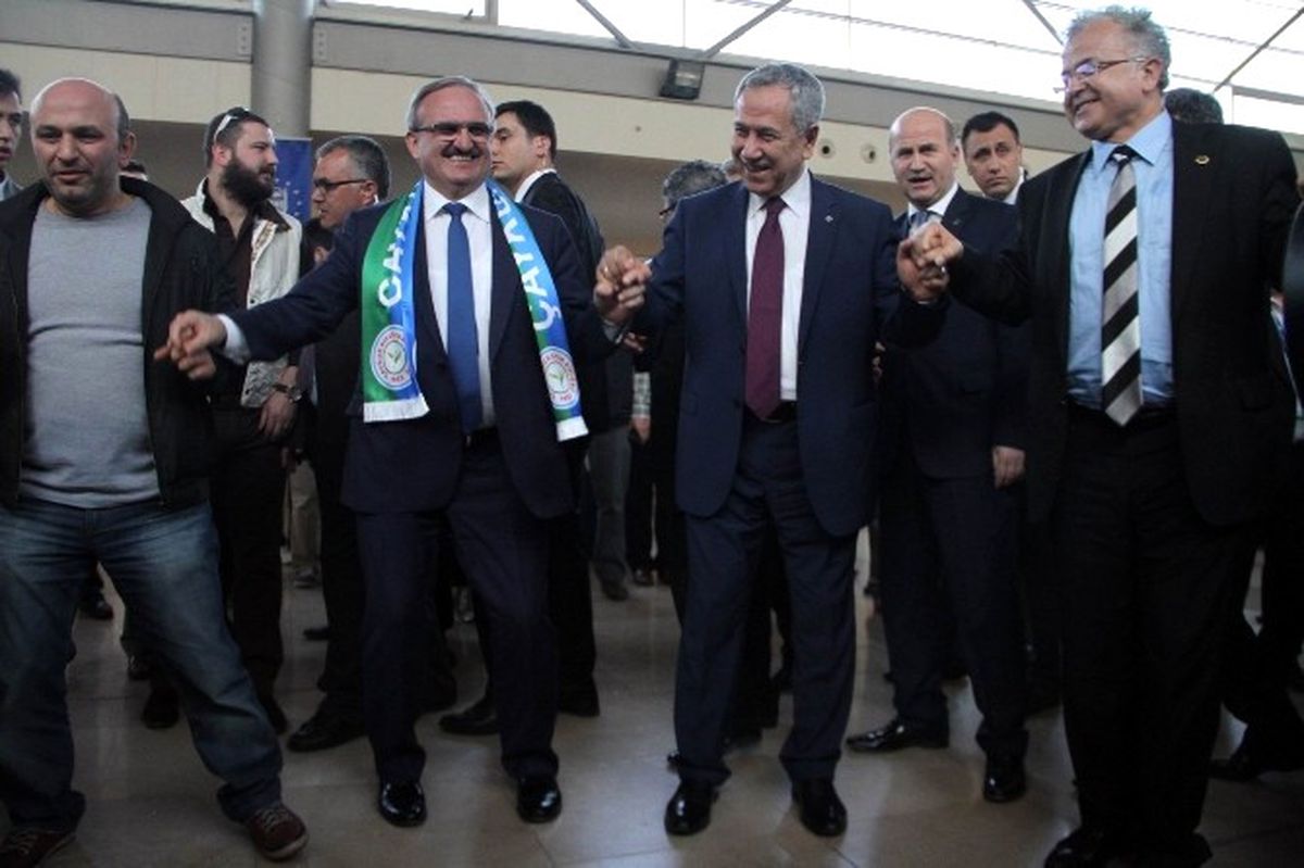 Başbakan\'ın Ödünç Uçağıyla Bursa\'ya Gelen Arınç, Horon Tepti