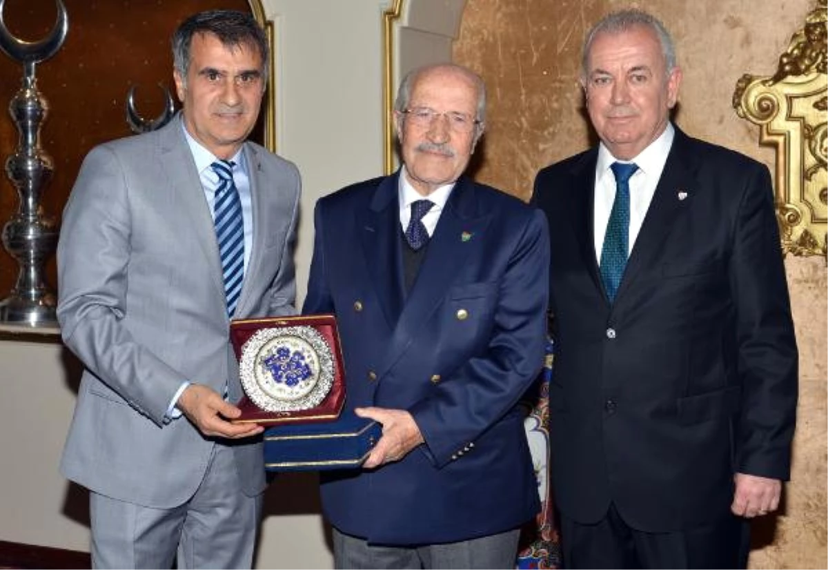 Bursaspor Divan Başkanı Şankaya\'ya Veda Yemeği