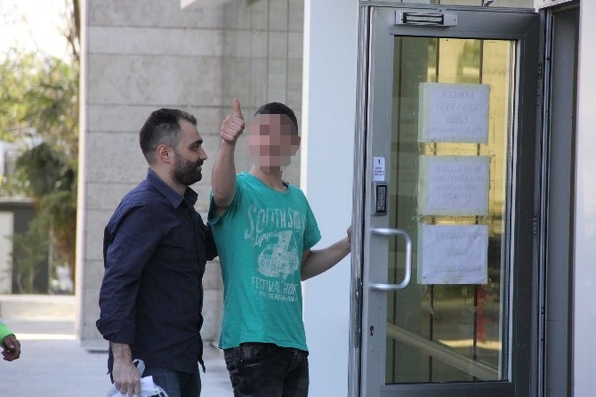 Çaldığı Giysileri Sergi Açıp Satmaya Kalktı
