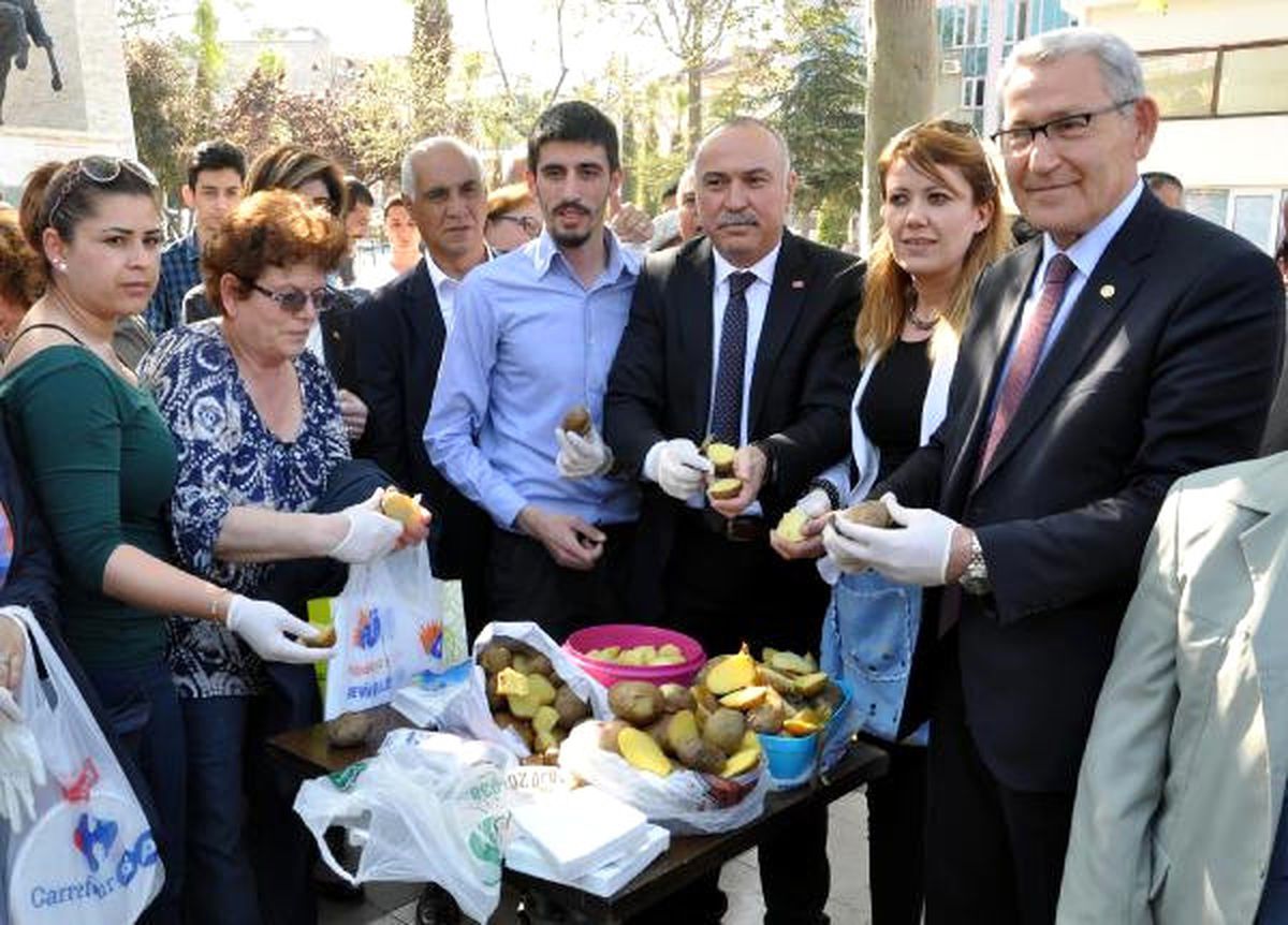 CHP\'lilerden Haşlanmış Patatesli Eylem