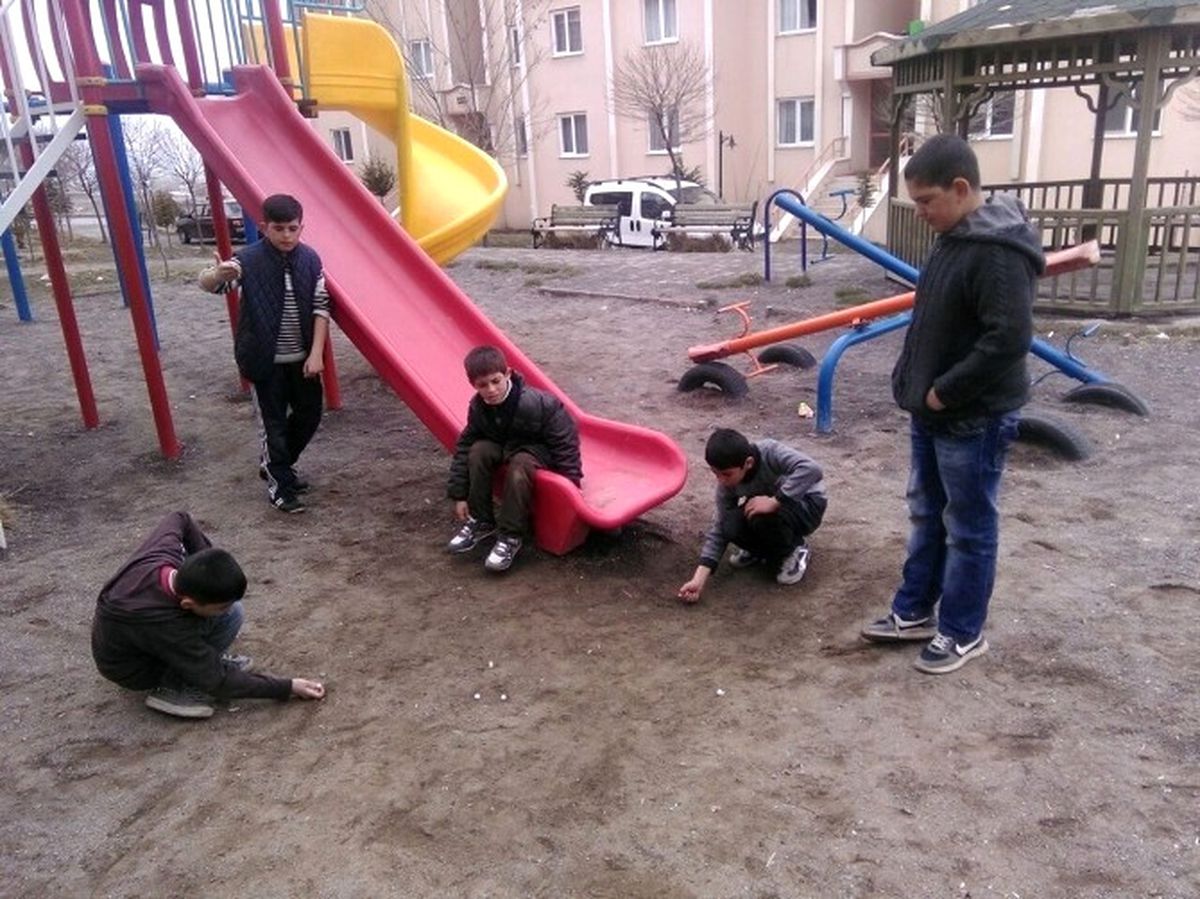 Çocuklar Bilye Oyunu Geleneğini Sürdürüyor